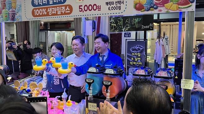 ▲ 더불어민주당 오중기 경북도지사 후보가 2일 포항에서 선거사무소 개소식을 열었다. 개소식 이후 정청래 대표(가운데), 오 후보, 박희정 포항시장 후보(왼쪽 첫번째)가 죽도시장 민생투어에 나서고 있다. 오중기 캠프 제공