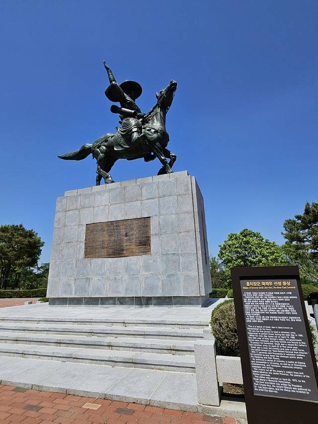 망우당 공원에 들어선 홍의장군 곽재우 동상. 곽재우는 임진왜란이 발발하자 의령에서 첫 의병을 창의했고, 정암진 전투에서 승리함으로써 곡창지대인 호남지역 보호에 결정적인 역할을 했다. 최미화 기자