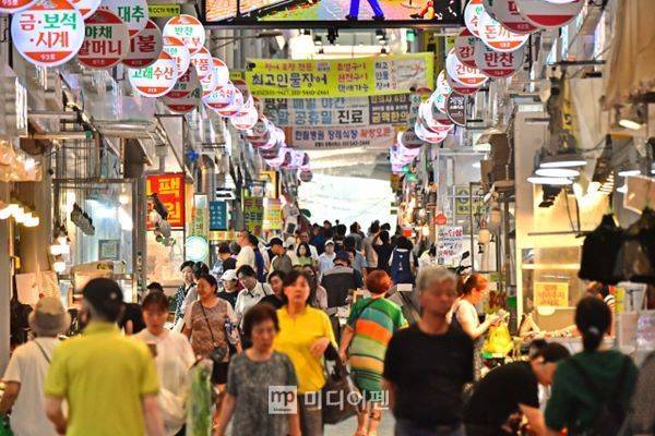 고유가 상황이 장기화되면서 정부가 지난달 27일부터 ‘고유가 피해지원금’ 지급을 시작했지만, 카드업계는 조용한 모습이다./사진=미디어펜 김상문 기자