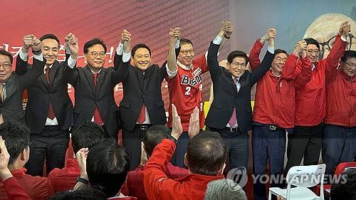 국힘 지도부 총출동한 박형준 후보 개소식(부산=연합뉴스) 김선호 기자 = 2일 오전 부산 서면의 한 빌딩에서 열린 박형준 국민의힘 부산시장 후보 선거 개소식에서 장동혁 대표 등 국힘 지도부가 총출동해 파이팅을 외치고 있다. 2026.5.2 wink@yna.co.kr