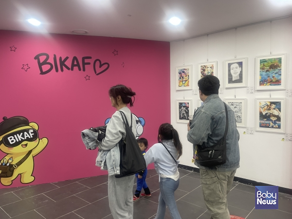 1일 오후 부산 해운대구 영화의전당 비프힐에서 개막한 제6회 부산어린이청소년아트페어를 찾은 관람객들이 어린이 청소년 작가들의 작품을 감상하고 있다. 소장섭 기자 ⓒ베이비뉴스