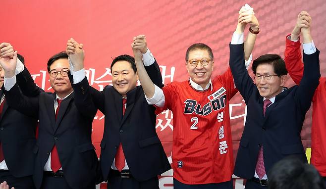 장동혁 국민의힘 대표와 송언석 원내대표 등 지도부가 2일 부산 부산진구의 한 건물에서 열린 박형준 부산시장 후보 선거사무실 개소식에 참석, 박 후보 등과 손을 잡고 인사하고 있다. 사진=뉴시스