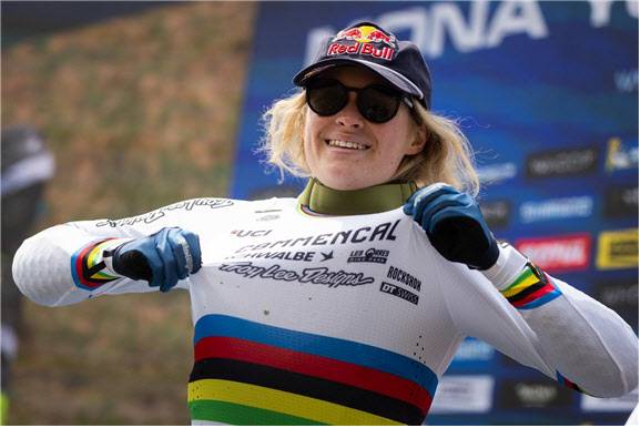 2026 평창 모나용평 UCI 다운힐(DHI) 월드컵 여자부에서 우승한 오스트리아의 발렌티나 횔이 기뻐하고 있다. 사진=스포츠플러스