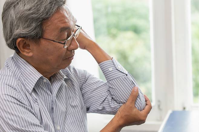 남성이 골프 때문에 발생한 팔꿈치 통증을 호소하고 있다. 팔꿈치가 아파 병원에 간 60세 남성이 느닷없이 급성심근경색(심장마비)으로 밝혀진 충격적인 사례가 학계에 보고됐다. 검사 수치의 과신은 금물이라는 교훈을 남겼다. 사진=게티이미지뱅크