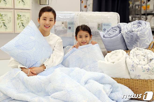 이마트 용산점에서 모델들이 차렵이불, 누빔패드, 베개커버로 구성된 '시어서커 이불 3종세트'를 선보이고 있다. (이마트 제공) 2019.5.8 ⓒ 뉴스1