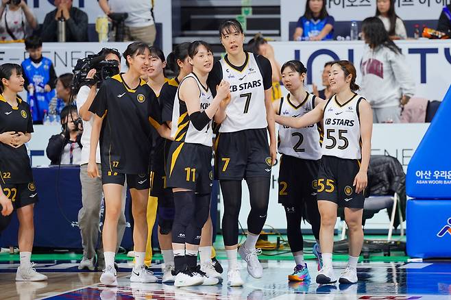KB스타즈 강이슬(왼쪽)과 박지수.(WKBL 제공)