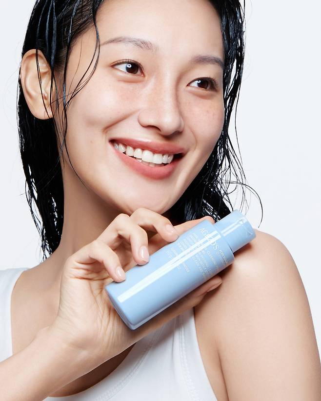 애경산업의 AGE20’S 포어 스케일링 엔자임 클렌징 파우더 모델컷(애경산업 제공)