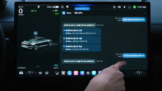 현대자동차그룹 차세대 차량용 인포테인먼트 시스템 ''플레오스 커넥트'(Pleos Connect) 내 인공지능(AI) 비서 '글레오 AI'와의 음성 대화를 통해 '현대모터스튜디오 서울'을 내비게이션 목적지로 설정하는 모습(자료사진. 현대차그룹 제공). 2026.4.29.