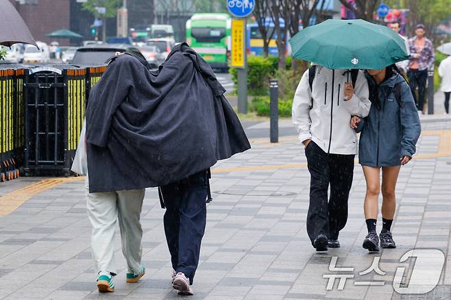 절기상 '곡우'(穀雨, 백곡을 기름지게 하는 봄비가 내림)인 20일 서울 중구 세종대로에서 우산을 쓴 시민, 겉옷으로 비를 피하는 시민들이 걸어가고 있다. 2026.4.20 ⓒ 뉴스1 안은나 기자