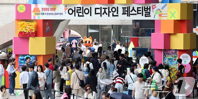 2일 서울 중구 동대문디자인플라자(DDP) 야외 공간에서 열린 ‘DDP 어린이 디자인 페스티벌’이 어린이와 가족 단위 나들이객들로 붐비고 있다. 2026.5.2 ⓒ 뉴스1 박지혜 기자