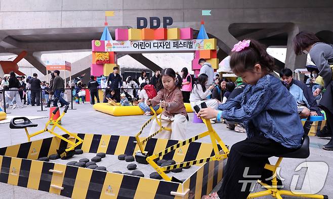 2일 서울 중구 동대문디자인플라자(DDP) 야외 공간에서 열린 'DDP 어린이 디자인 페스티벌'을 찾은 어린이들이 즐거운 시간을 보내고 있다.  2026.5.2 ⓒ 뉴스1 박지혜 기자
