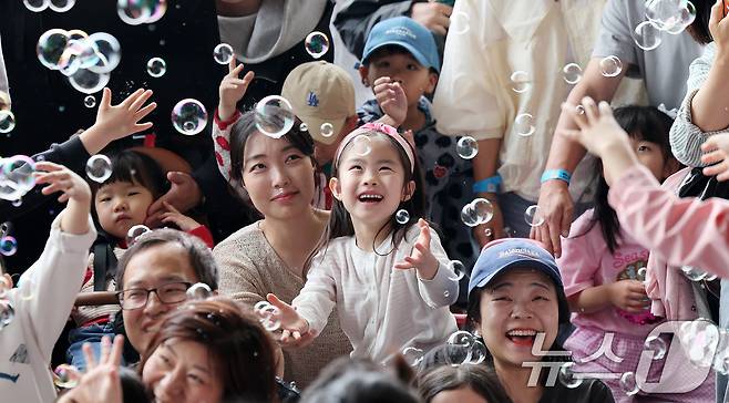 2일 서울 중구 동대문디자인플라자(DDP) 야외 공간에서 열린 'DDP 어린이 디자인 페스티벌'을 찾은 어린이들이 가족과 즐거운 시간을 보내고 있다.  2026.5.2 ⓒ 뉴스1 박지혜 기자