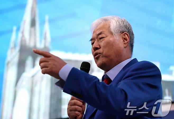 24일 오전 서울 성북구 사랑제일교회에서 전광훈 목사가 '국민저항권' 관련 기자회견을 하고 있다. 2025.11.24 ⓒ 뉴스1 구윤성 기자