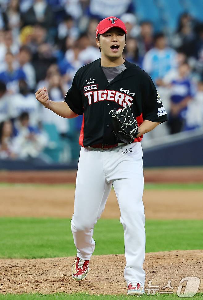 26일 오후 대구 삼성라이온즈파크에서 열린 프로야구 '2024 신한 SOL 뱅크 KBO 포스트시즌' 한국시리즈 4차전 KIA 타이거즈와 삼성 라이온즈의 경기, KIA 황동하가 9회말 2사 삼성 김영웅을 삼진으로 잡은 뒤 환호하고 있다. 2024.10.26 ⓒ 뉴스1 김진환 기자