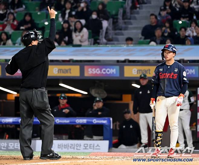 1일 인천SSG랜더스필드에서 열린 롯데와 SSG의 경기. 연장 10회초 무사 1,2루 이호준이 피치클락 위반으로 스트라이크를 선언당하고 있다. 인천=허상욱 기자wook@sportschosun.com/2026.05.01/