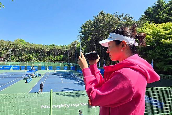 디지털 캠코더로 촬영하는 취미가 생긴 안유진