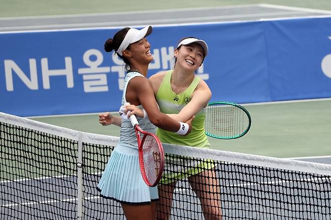 경기 후 서로 웃으며 축하, 격려한 박소현(오른쪽), 백다연(왼쪽)