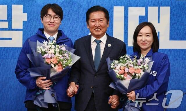 정청래 당대표(가운데)와 2호 영입인재 하정우 전 수석(왼쪽), 전은수 전 대변인 (사진=뉴스1)