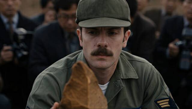 AI영화 ‘전곡리 주먹도끼’ 중 1978년 미군병사 그렉 보웬(Bowen G.)의 주먹도끼 발견장면.