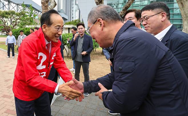 국민의힘 추경호 대구시장 후보가 1일 오전 대구 북구 대구복합스포츠타운 시민체육관에서 열린 2026 노동절기념대회에서 시민들과 인사 나누고 있다./뉴시스