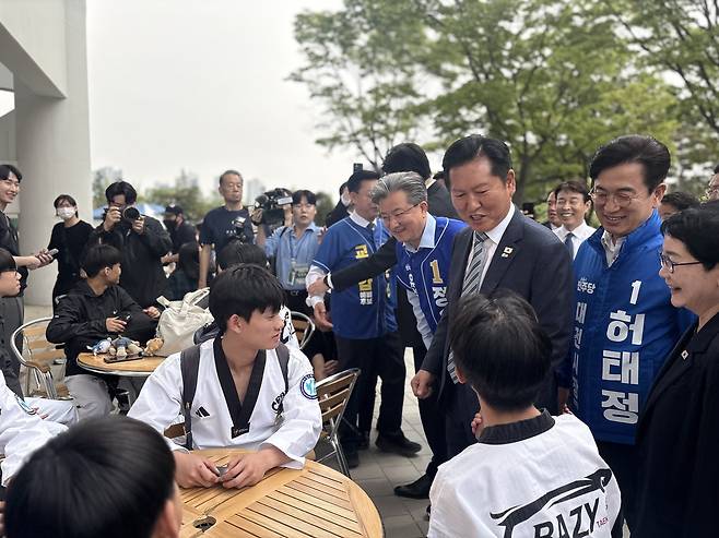 정청래 더불어민주당 대표가 대전 유성구 월드컵경기장에서 열린 '아이 조아' 행사장에서 지방선거 후보자들과 함께 청소년들과 인사를 나누고 있다. 최다인 기자
