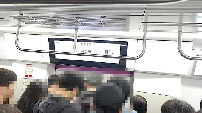 GTX-A 서울역 도착을 앞두고 승객들이 하차를 위해 출입문 앞에 서 있는 모습. ⓒ독자 제공