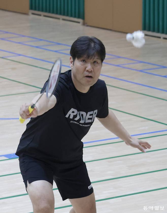 김대수 아워스포츠네이션 대표가 서울 양천구 양동중학교 체육관에서 셔틀콕을 받아 넘기고 있다. 변영욱 기자 cut@donga.com