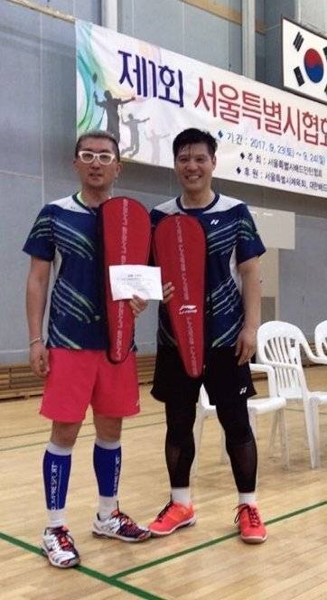 김대수 대표(오른쪽)가 서울시대회에 출전해 포즈를 취했다. 김대수 대표 제공.