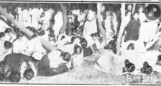 순종의 승하 소식에 거리로 나와 통곡하는 사람들. 1926년  4월 28일자 동아일보