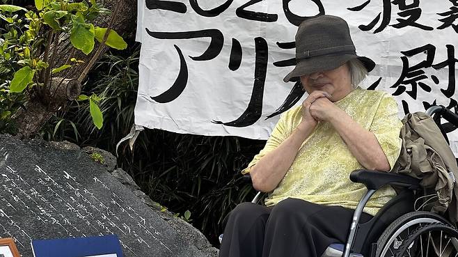박수남 감독이 자신이 쓴 시비 앞에서 생각에 잠겨 있다.