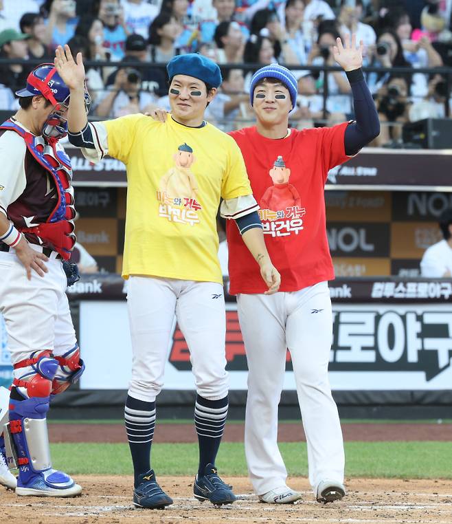 2025 신한 SOL뱅크 KBO 올스타전이 12일 오후 대전 한화생명볼파크에서 열렸다. 나눔팀 박건우가 타석에 들어서며 박민우와 퍼포먼스하고 있다. 대전=정시종 기자 capa@edaily.co.kr /2025.07.12.
