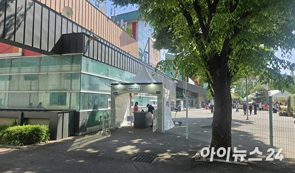 '2026고양국제꽃박람회' 행사장 내 도서관으로 가는 출입을 제한하는 철제 펜스와 관계자 전용 출입구가 설치돼, 시민들의 공원 내 시설 이용과 자유로운 통행로 진입을 통제하고 있다. [사진=김재환기자]