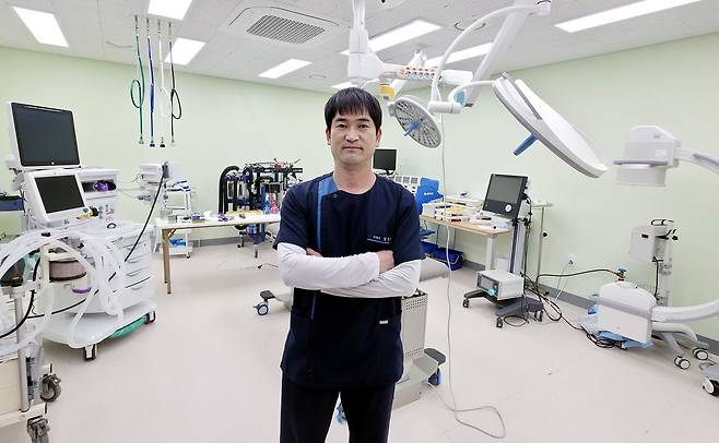 김정호 청주동물원 진료팀장(수의사)이 야생동물보전센터 안에서 있는 수술실을 설명하고 있다. 이 수술실에는 기린과 코뿔소 등 대형 포유류용 인공호흡기(15L)도 있다. 김성태 객원기자