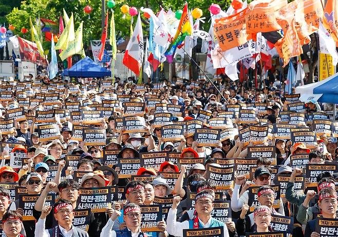 노동절인 1일 서울 광화문광장에서 열린 ‘2026 세계노동절대회’에서 민주노총 조합원들이 구호를 외치고 있다. 63년 만에 ‘근로자의 날’에서 명칭이 복원된 ‘노동절’이 올해부터 공휴일로 지정됐다. 어린이날까지 5일 연휴의 첫날인 이날 전국 주요 관광지는 나들이객으로 크게 붐볐다. [뉴스1]