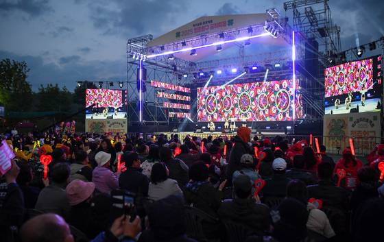 지난해 5월 강원 양구군 서천 레포츠공원 일원에서 열린 '2025 청춘양구 곰취축제' 개막식에서 화려한 축하 공연이 펼쳐지고 있다. [사진 양구군]