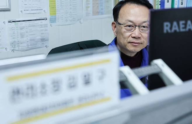 퇴직 후 인생 2막의 직업으로 아파트 관리소장을 선택한 김일구씨는 "직업 만족도 100점"이라고 말했다. 김경록 기자
