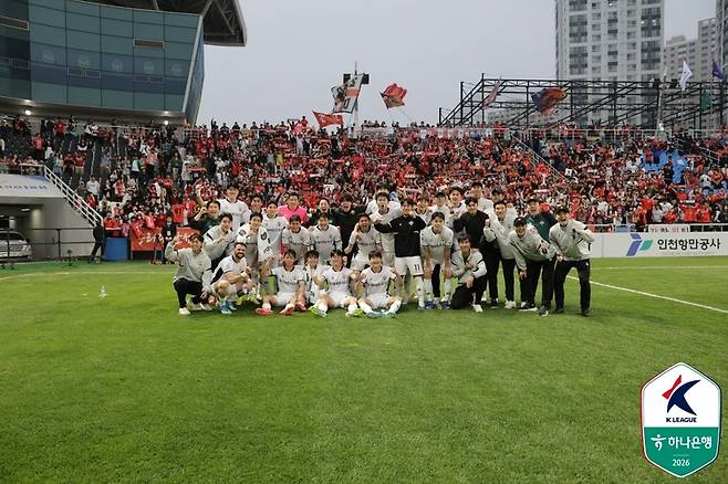 ▲ 강원FC 선수단이 2일 인천축구전용경기장에서 열린 인천유나이티드와 하나은행 K리그1 2026 11라운드 맞대결에서 승리한 뒤 팬들과 기쁨을 나누고 있다. 한국프로축구연맹 제공