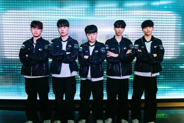 디플러스 기아 선수단의 모습 /LCK 제공