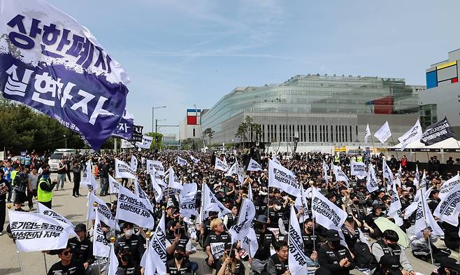 지난달 23일 경기 평택시 삼성전자 평택캠퍼스 앞에서 열린 삼성전자 노동조합 공동투쟁본부의 '투명하게 바꾸고, 상한폐지 실현하자-4/23 투쟁 결의대회'에서 조합원들이 구호를 외치고 있다. 사진=최혁 기자
