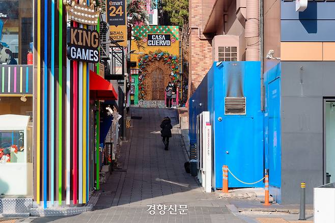 서울 용산구 이태원역 1번 출구 인근에 있는 참사 현장. 이준헌 기자