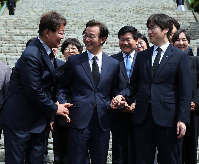 전재수 더불어민주당 부산시장 후보(가운데)가 4월 30일 오전 부산 중구 중앙공원 충혼탑 참배 후 부산 북구갑 국회의원 보궐선거에 출마하는 하정우 전 AI 미래기획수석(오른쪽)과 변성완 부산시당 위원장과 인사하고 있다. /연합