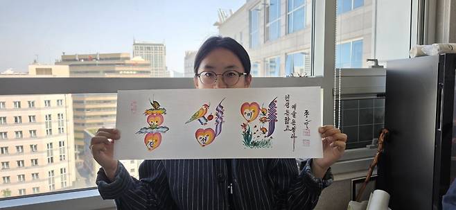 남 선생은 수업을 등록한 수강생에게 선물로 이름을 써서 준다. 백재연 기자