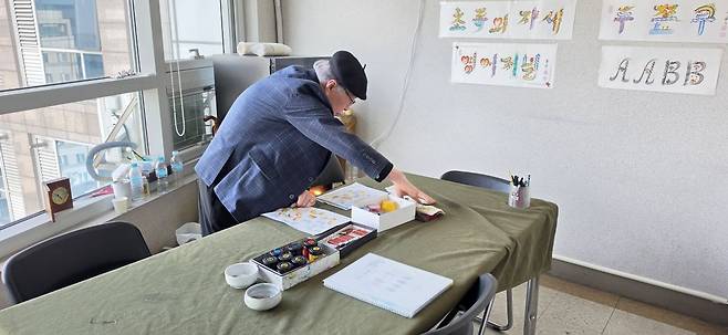 오후 5시, 수업이 끝난 후 뒷정리를 하고 있는 남 선생. 벽에 적힌 '두쫀쿠' 역시 수강생이 써달라고 했다고 한다. 백재연 기자