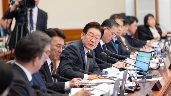 ▲ 2026년 4월4일 이재명 대통령이 청와대에서 국무회의 겸 비상경제점검회의를 주재하고 있다. 사진=청와대