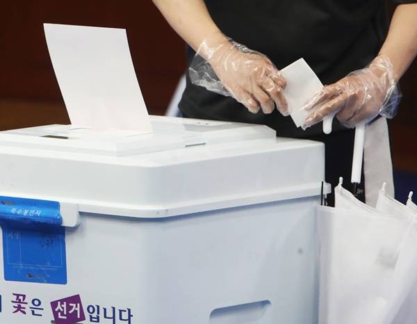 ▲ 투표함에 투표를 하는 모습. ⓒ 연합뉴스