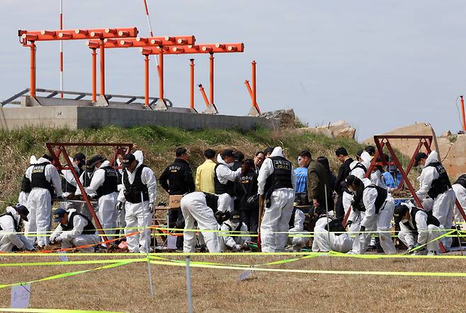 지난달 13일 전남 무안국제공항에서 경찰과학수사대가 제주항공 여객기 참사 미수습 유해를 찾기 위해 재수색하고 있다. [연합뉴스]