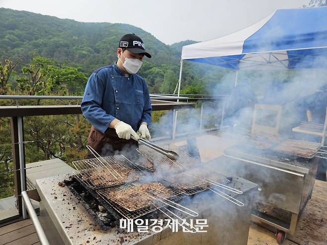 2일 오전 GS칼텍스 매경오픈이 열리고 있는 경기 성남 남서울CC 클럽하우스 테라스에서 숯불고기 도시락이 준비되고 있다. 성남 김지한 기자