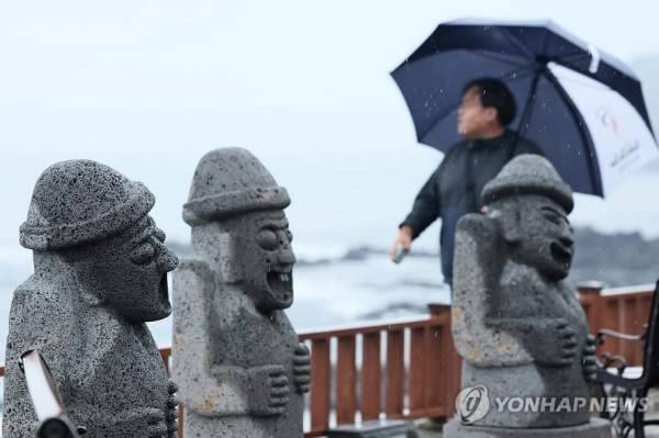 기상청이 주말인 3일 제주에 태풍과 맞먹는 강한 비바람이 몰아칠 것으로 예보했다. [연합뉴스]
