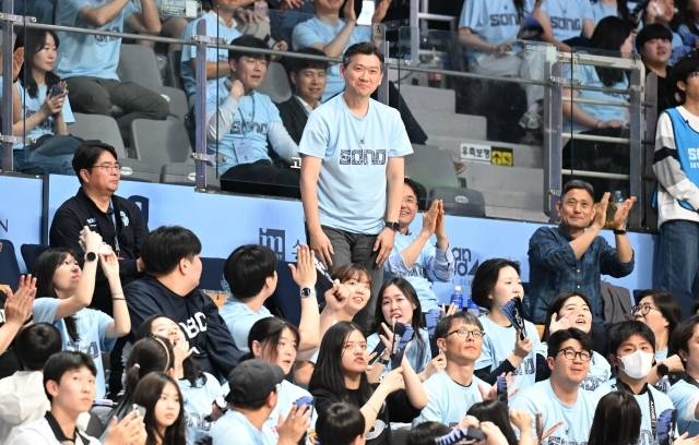 서준혁 회장은 여기서 멈추지 않았다. KCC와의 챔피언결정전이 유력해지자 또 한 번 ‘비행기 원정 응원단’ 구성에 나섰다. 창원에 이어 부산에서의 ‘하늘색 물결’을 예고한 것이다. 사진=KBL 제공