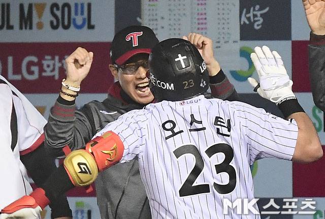 4월 14일 오후 서울 잠실구장에서 ‘2026 신한 SOL KBO 리그’ 롯데 자이언츠와 LG 트윈스 경기가 열렸다. 8회말 선두타자로 나온 LG 오스틴이 롯데 박정민을 상대로 또 다시 앞서가는 솔로포를 치고 염경엽 감독과 기쁨을 나누고 있다. 사진=김영구 기자